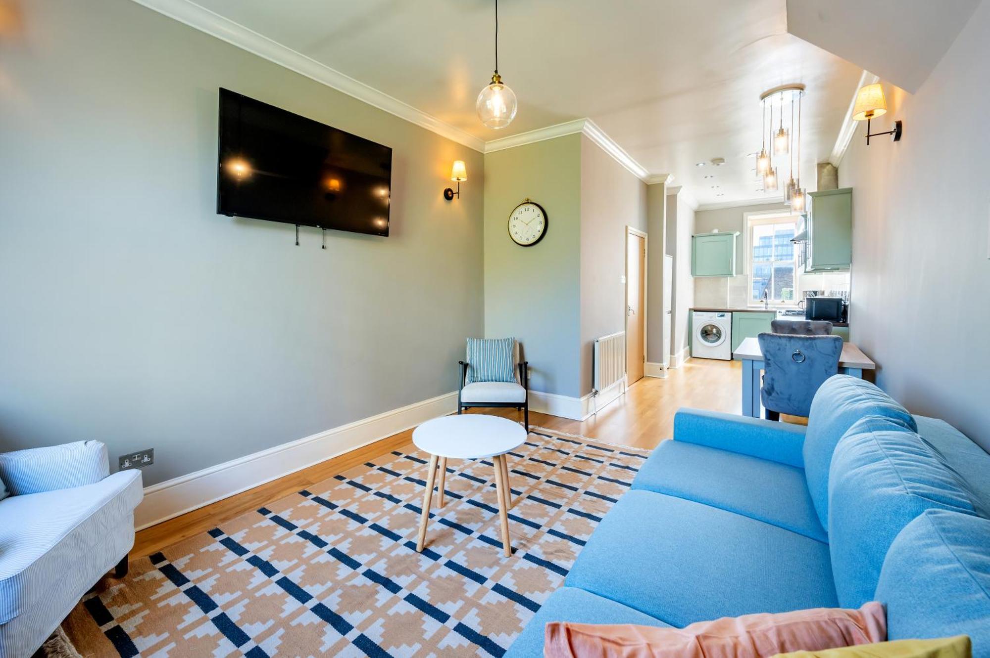 Large 1 Bedroom In Center Of Apartament