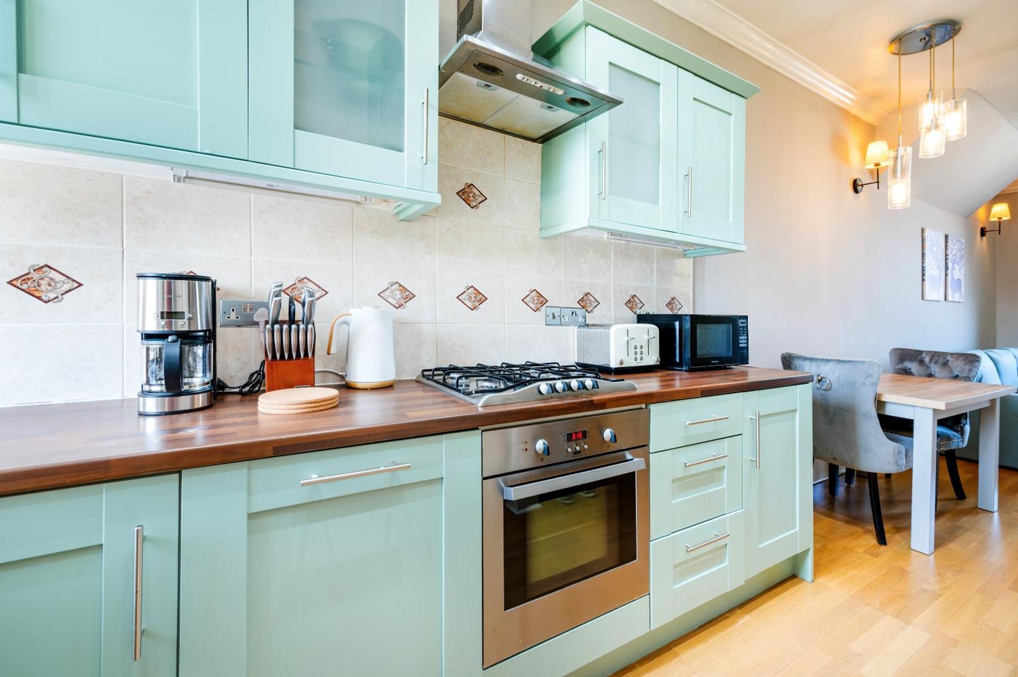 Large 1 Bedroom In Center Of Apartament Londra