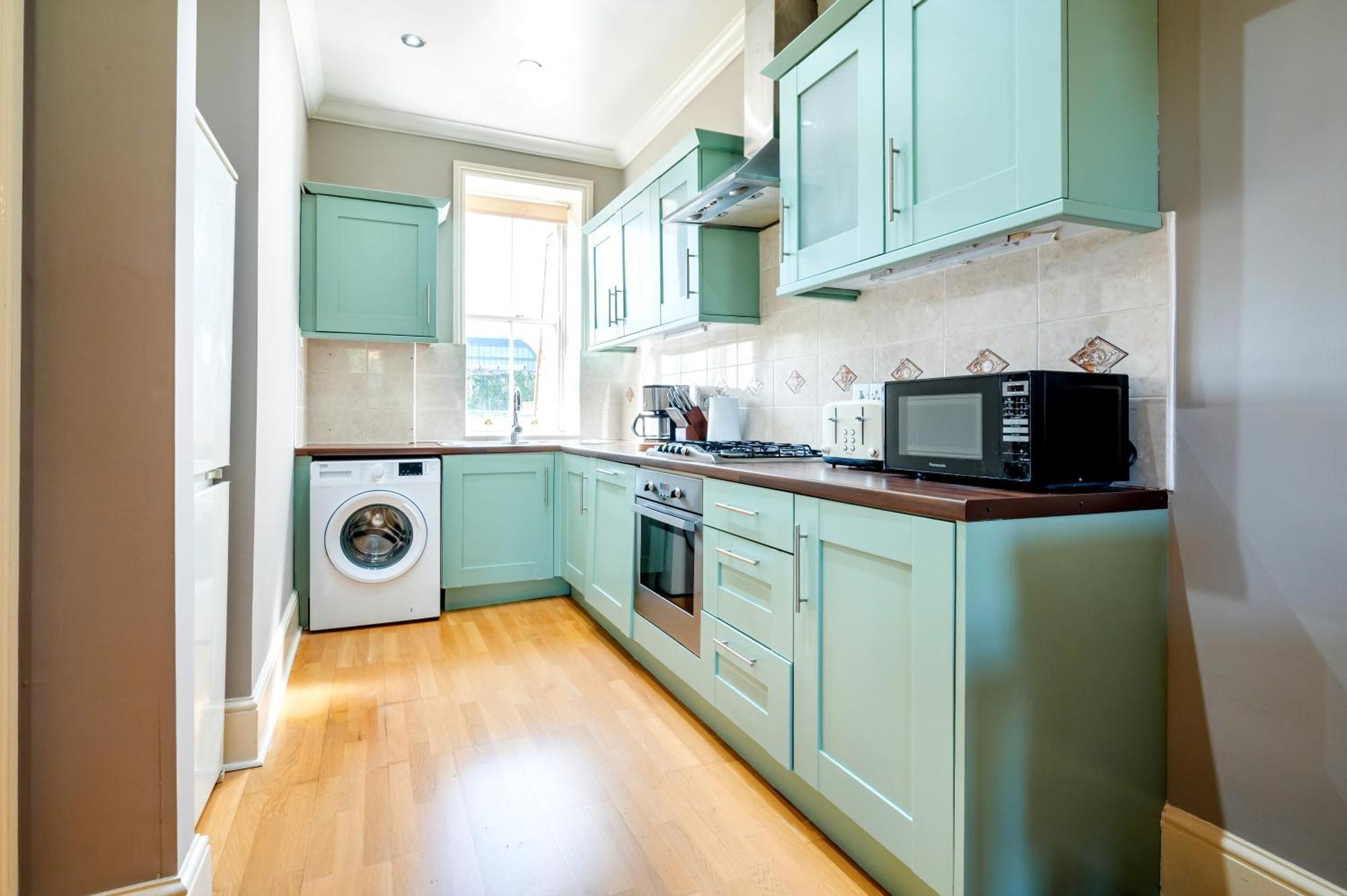 Large 1 Bedroom In Center Of Apartament