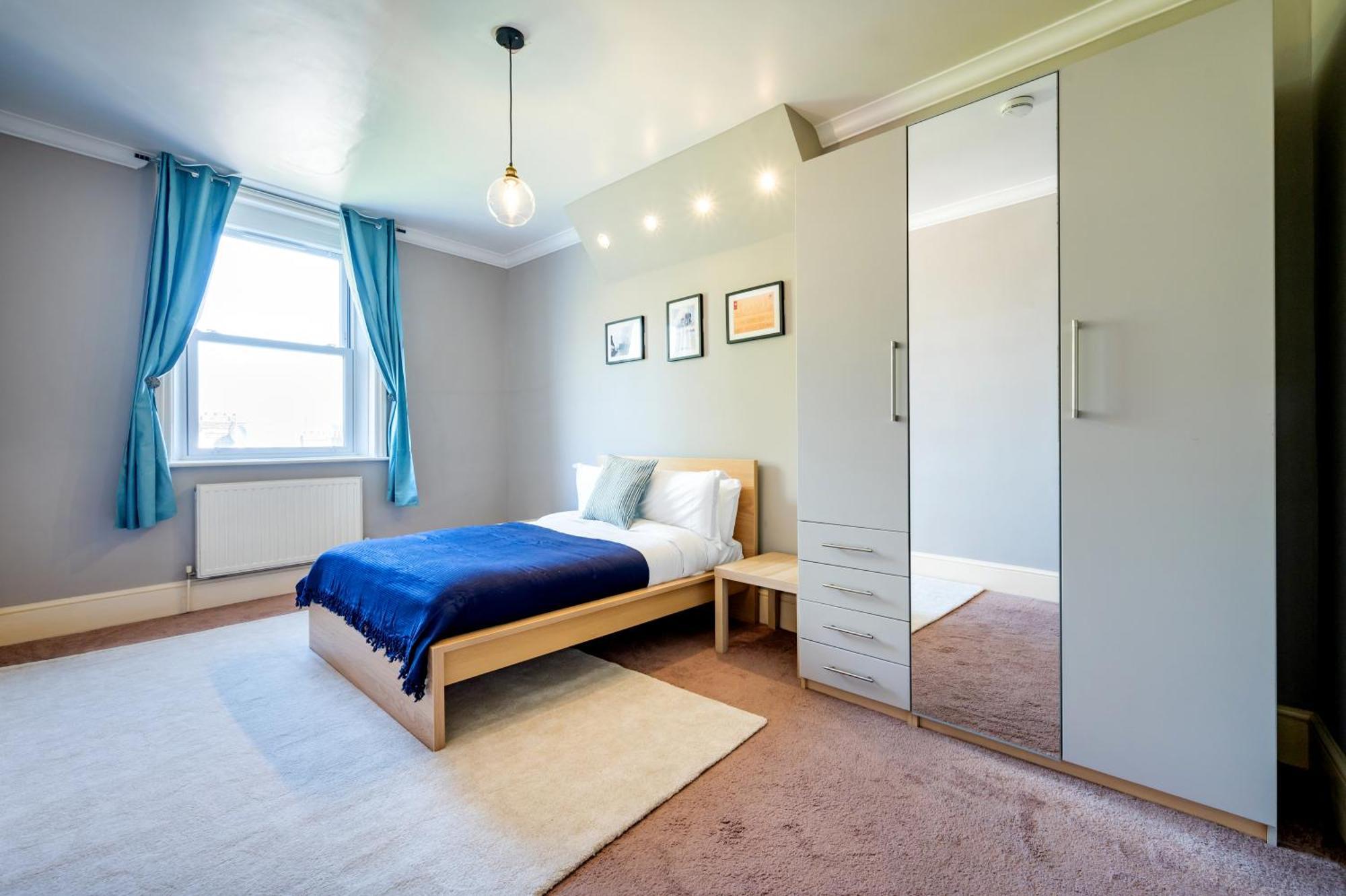 Apartament Large 1 Bedroom In Center Of Londra